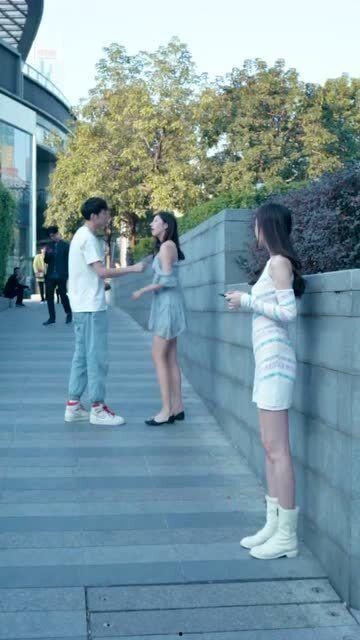 情侣吵架街头吃瓜