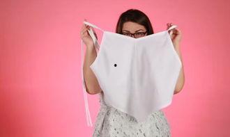 古装女坐着吃瓜,品味古代生活雅韵