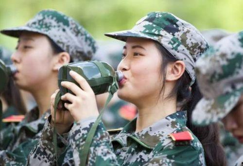 军训女孩吃瓜视频播放,校园生活趣味横生
