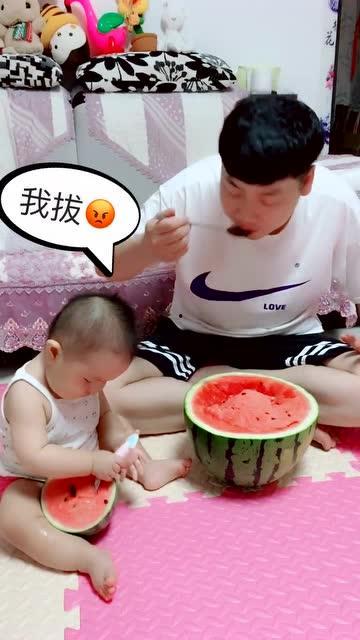 小幼宝吃瓜