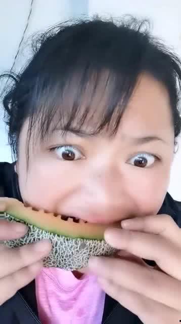农村女旁边吃瓜